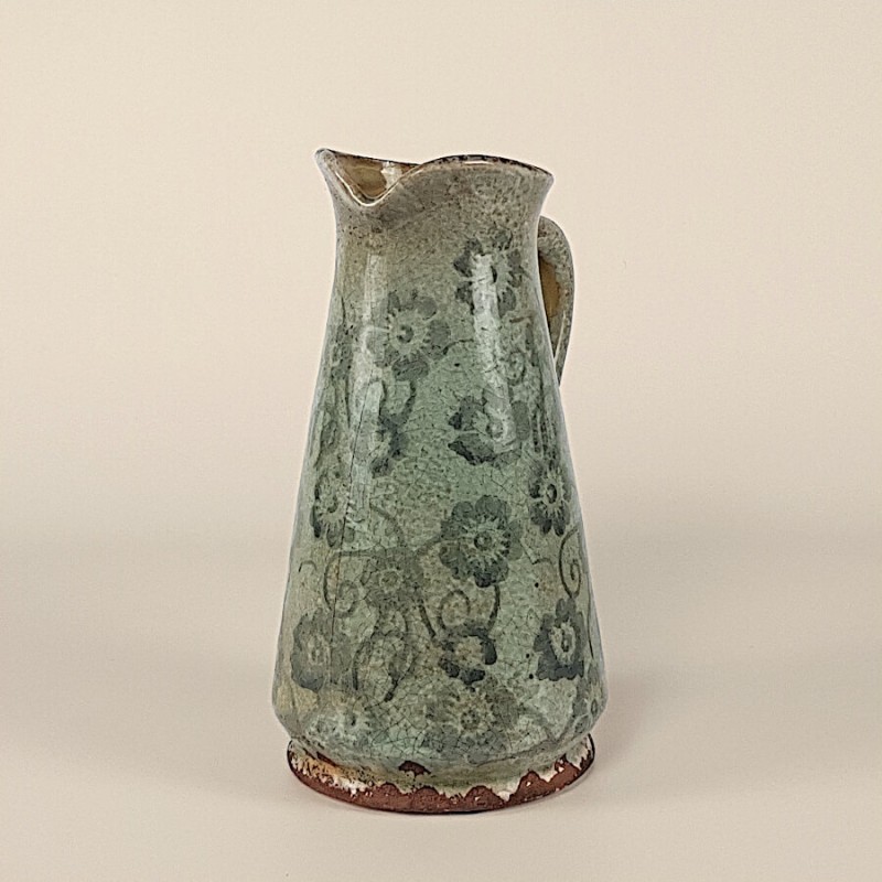 Focus sur la base brune effet "antique" et la finition écaillée.