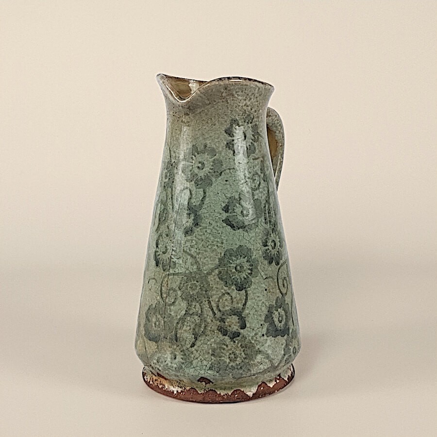 Focus sur la base brune effet "antique" et la finition écaillée.