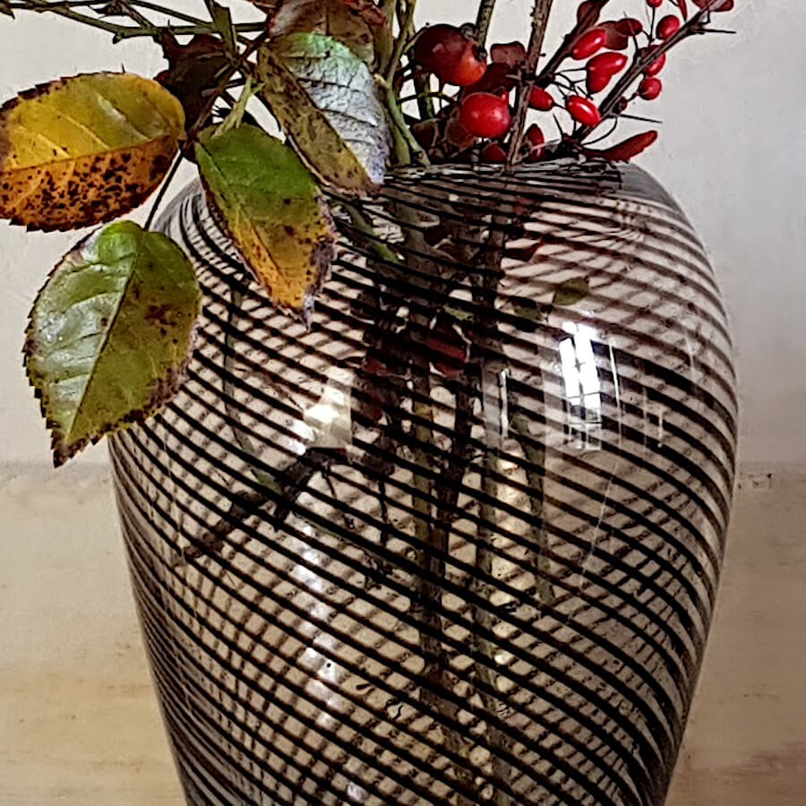 Vase en verre à croisillons noirs H19 cm | Deco-Delight.com