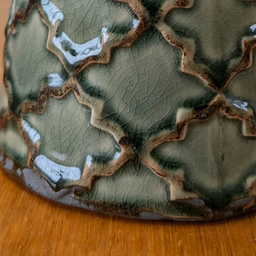 Pichet terre cuite motifs vert de gris H29 cm | Deco-Delight.com