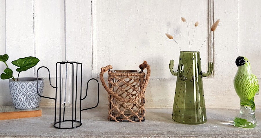 Composition décorative avec soliflore métal, vase cactus verre et photophore de la collection Deco-Delight .