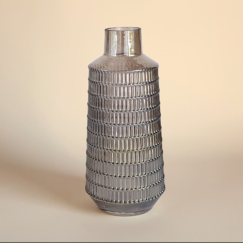 Silhouette cylindrique élégante du vase gris sur fond clair.