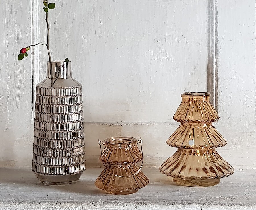 Trio décoratif avec vase gris et photophores ambrés texturés, sur une cheminée.