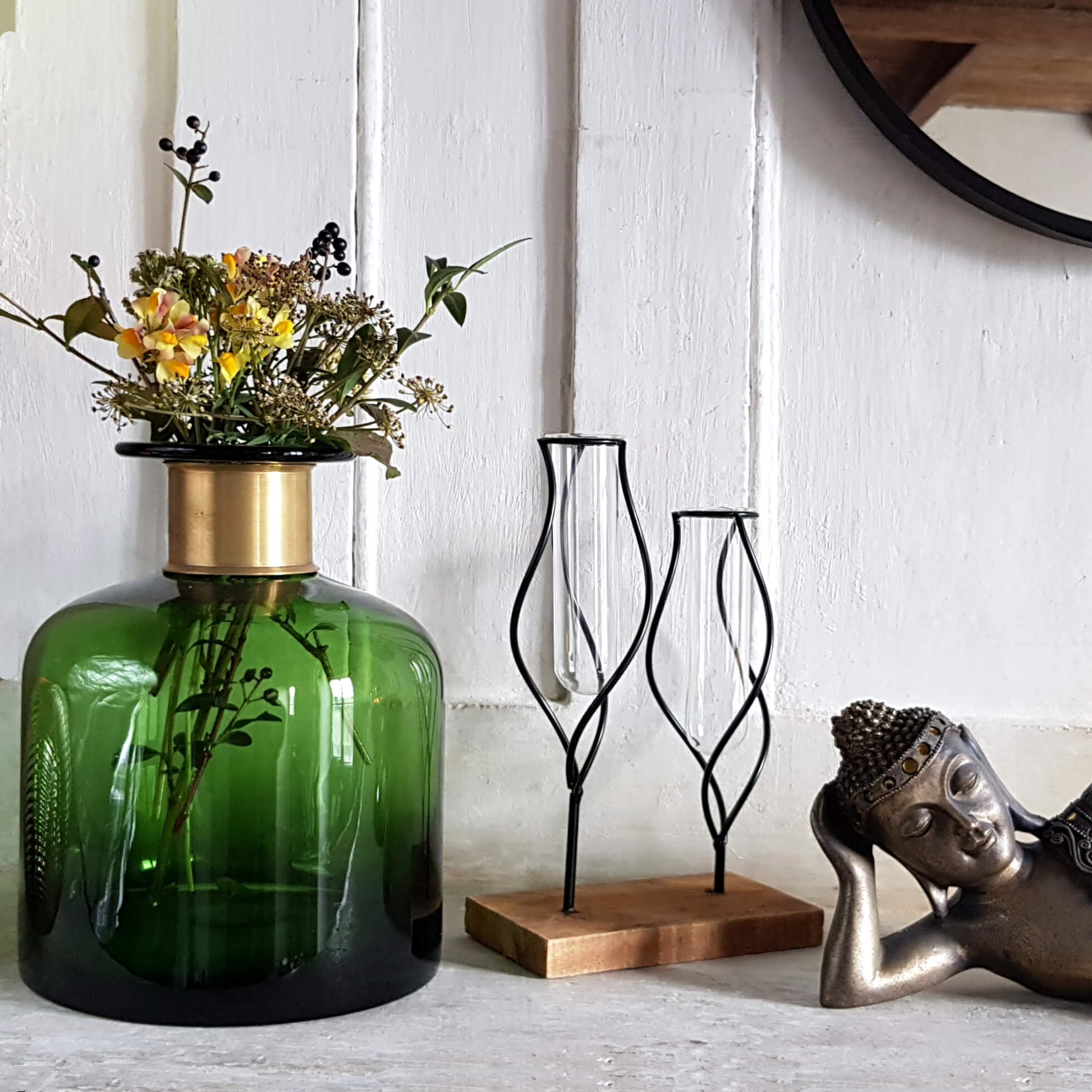 Le double soliflore associé au vase vert col laiton et une statuette zen de la collection Deco-Delight.