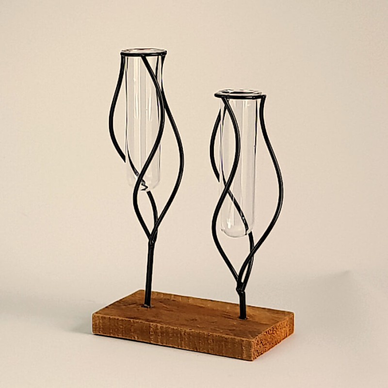 Vue de trois-quarts mettant en avant la texture du socle en bois naturel sur fond uni.