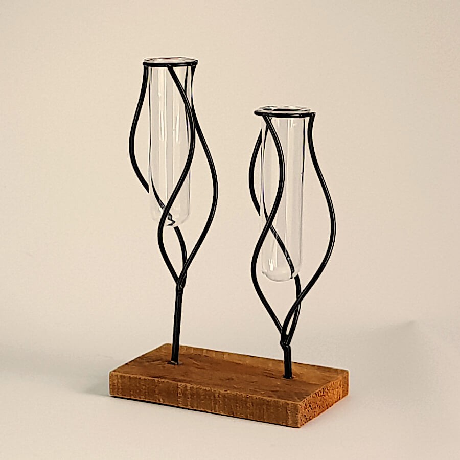 Vue de trois-quarts mettant en avant la texture du socle en bois naturel sur fond uni.