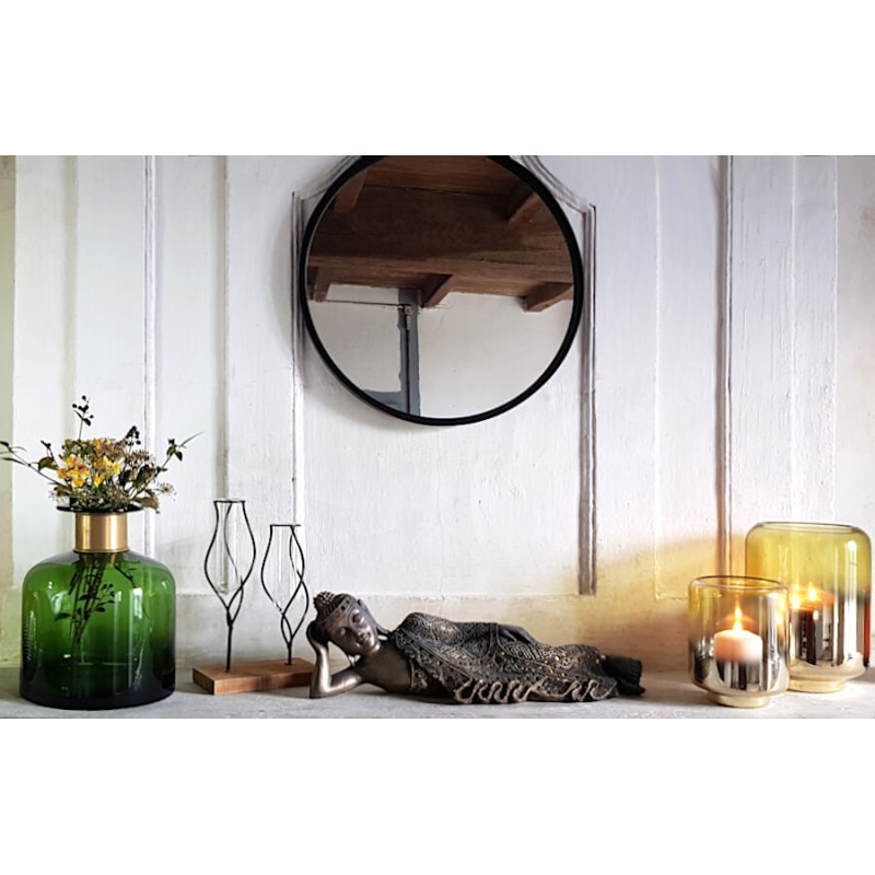 Scène décorative complète avec miroir, statuette et soliflore sur une étagère.