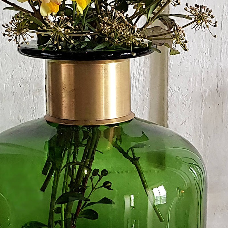 Vase bouteille vert col laiton doré | Deco-Delight.com