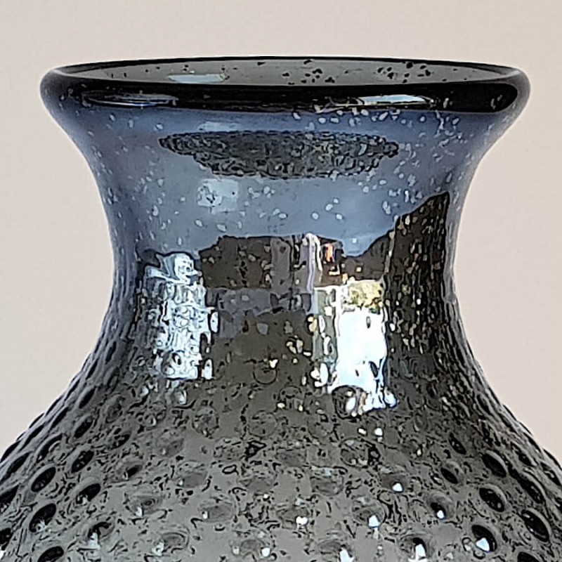 Détail du col évasé et de la transparence du verre pailleté.