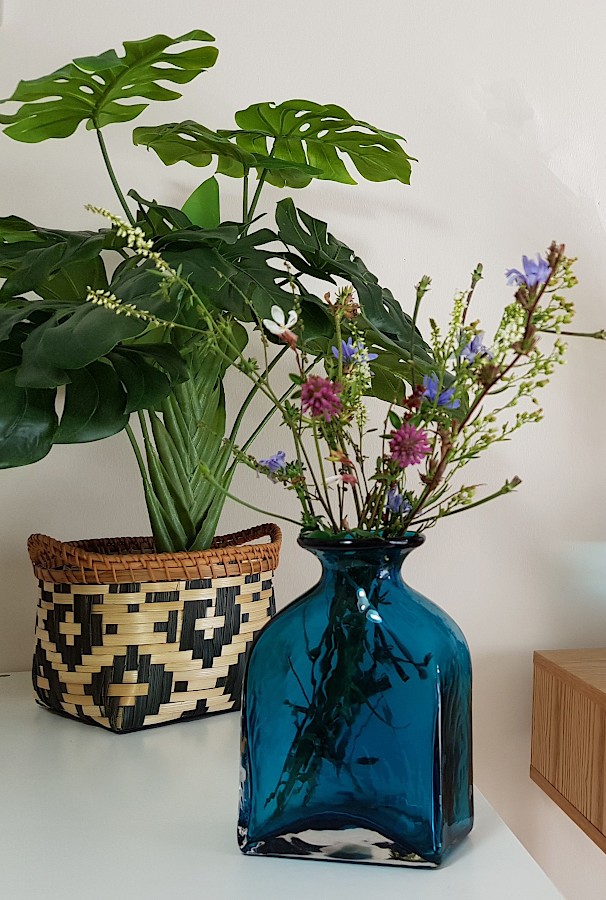 Vase flacon en verre bleu intense  | Deco-Delight.com