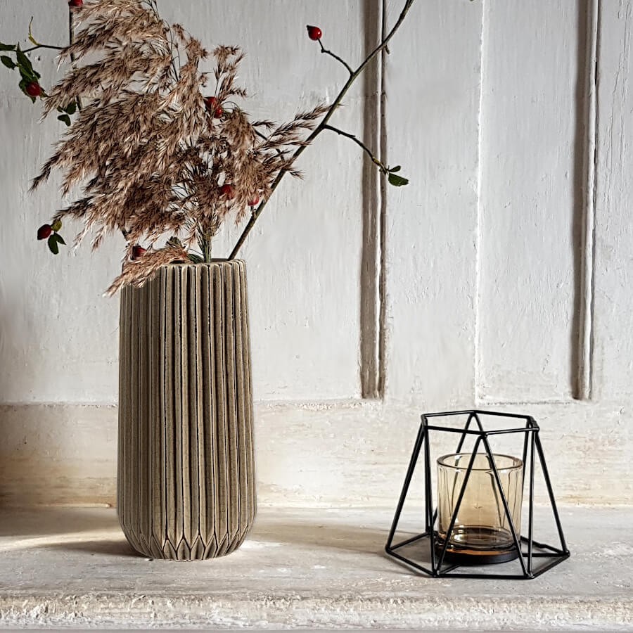Le vase beige avec des fleurs séchées et le photophore géométrique hexagonal en métal filaire noir Deco-Delight.