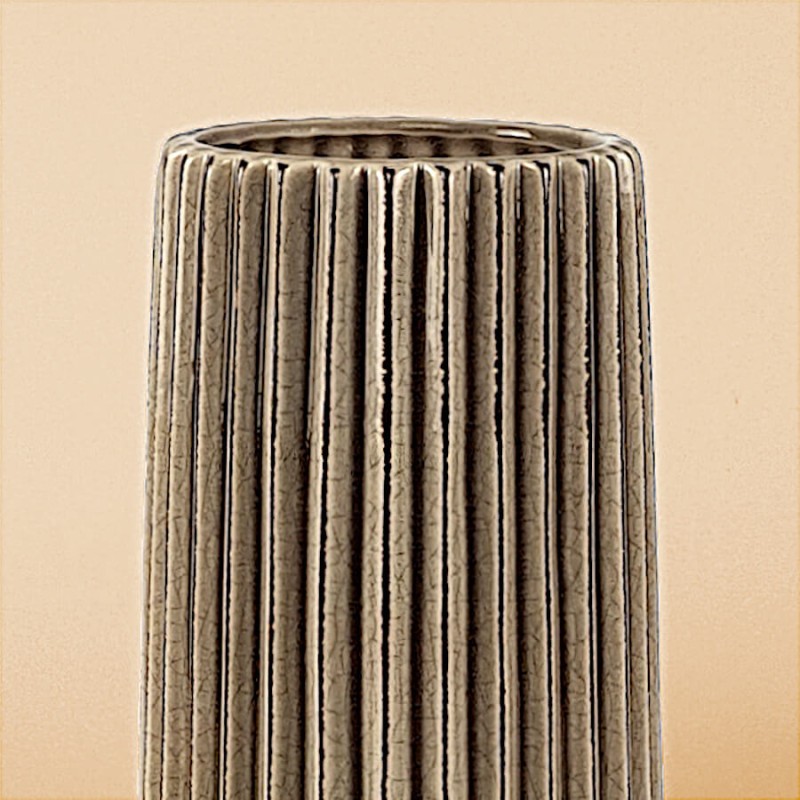 Focus sur le relief vertical et le col du modèle Beige-taupe, sur fond uni pastel.