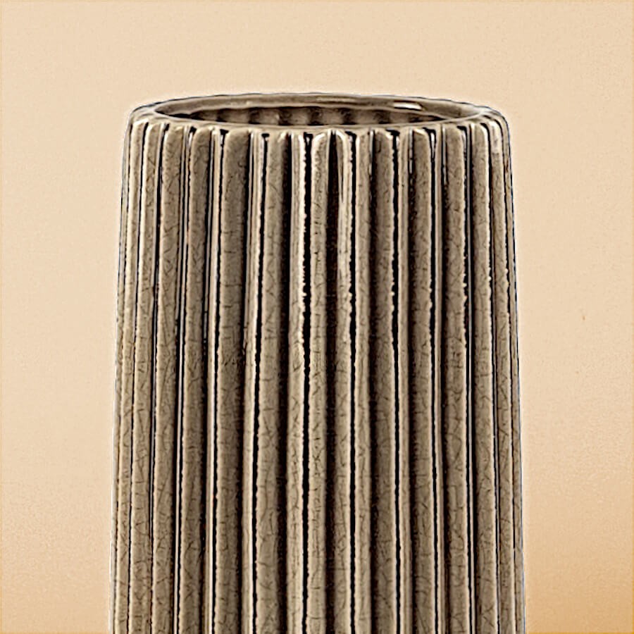 Focus sur le relief vertical et le col du modèle Beige-taupe, sur fond uni pastel.