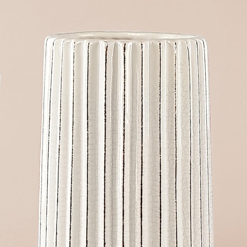 Détail de la texture et du graphisme facetté du modèle blanc sur fond uni doux.