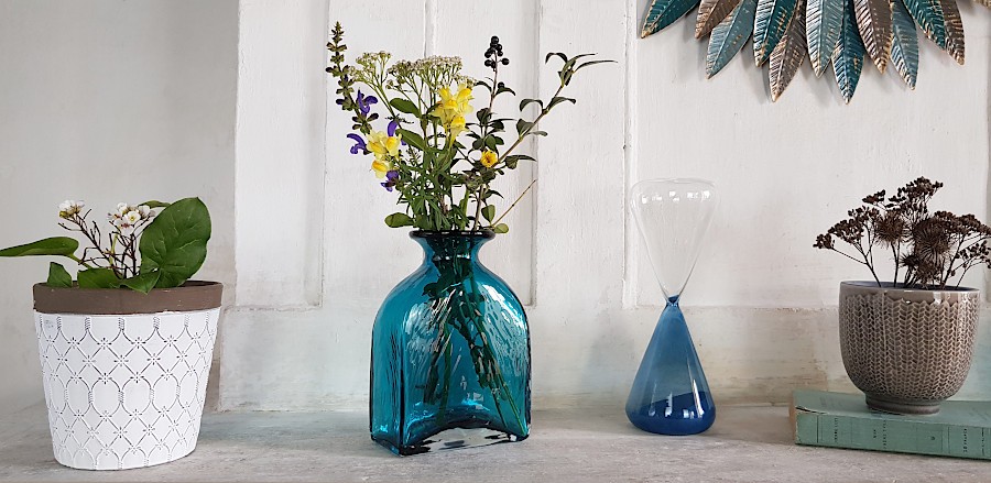 Vase flacon en verre bleu intense  | Deco-Delight.com