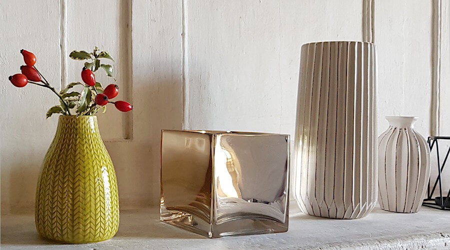 Le vase crème associé à un petit vase boule jaune texturé de notre collection.