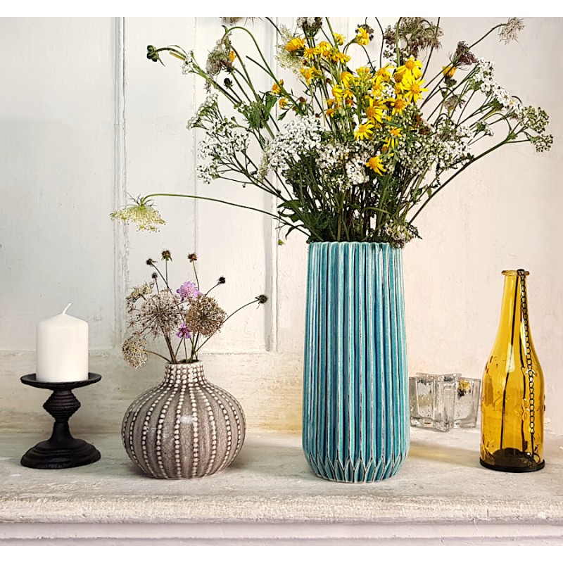 Fleurs des champ dans le vase turquoise, en joli contraste avec des accessoires jaune et gris.