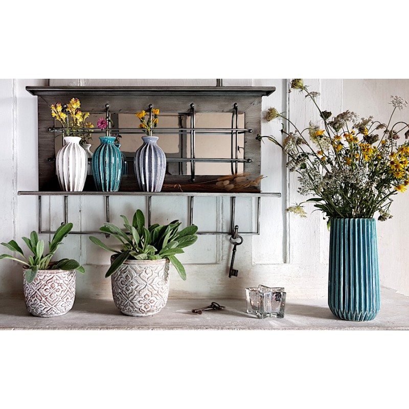 Le vase turquoise fleuri sur une étagère avec plateau et accessoires déco Deco-Delight.