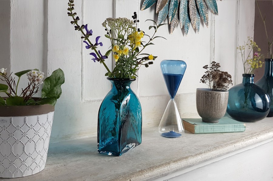 Vase flacon en verre bleu intense  | Deco-Delight.com