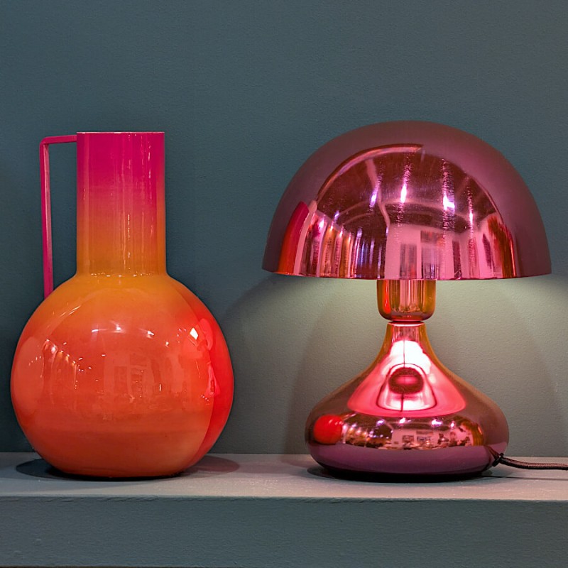 Luminaire rose métallisé et vase dégradé orange style Dopamine Decor.