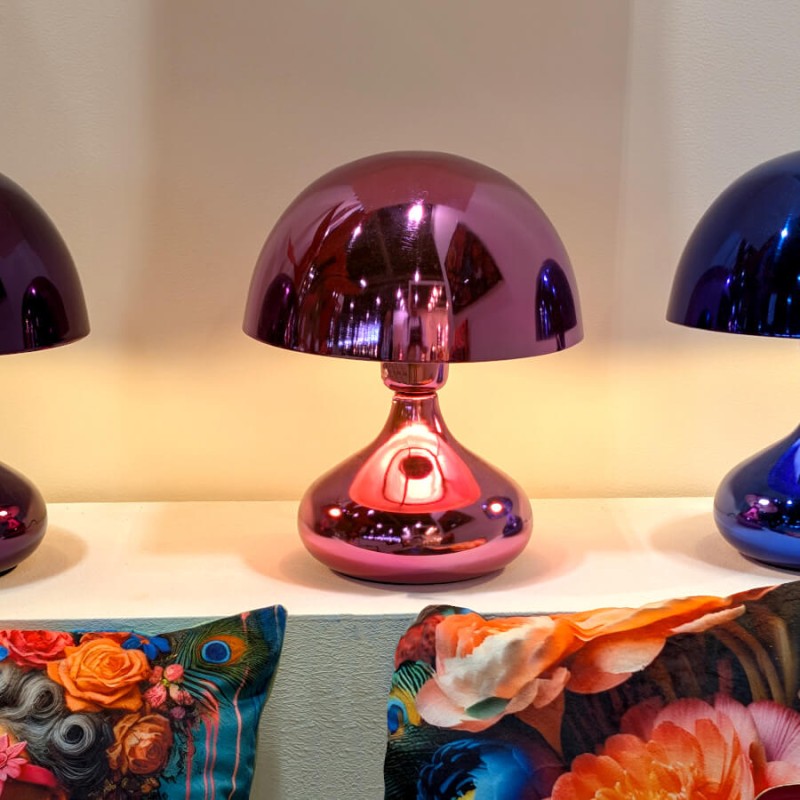 Lampe de chevet rose chromé dans une chambre moderne