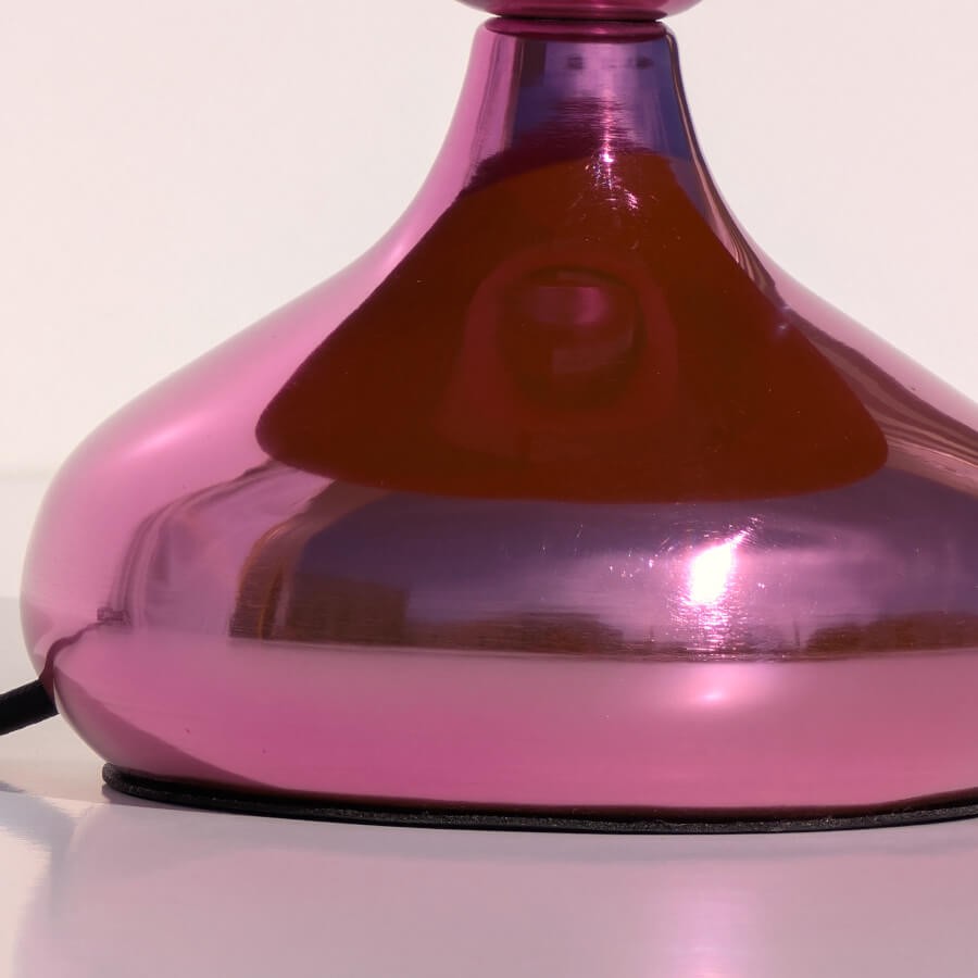 Zoom sur le pied évasé de la lampe montrant la qualité des reflets du métal rose chromé.