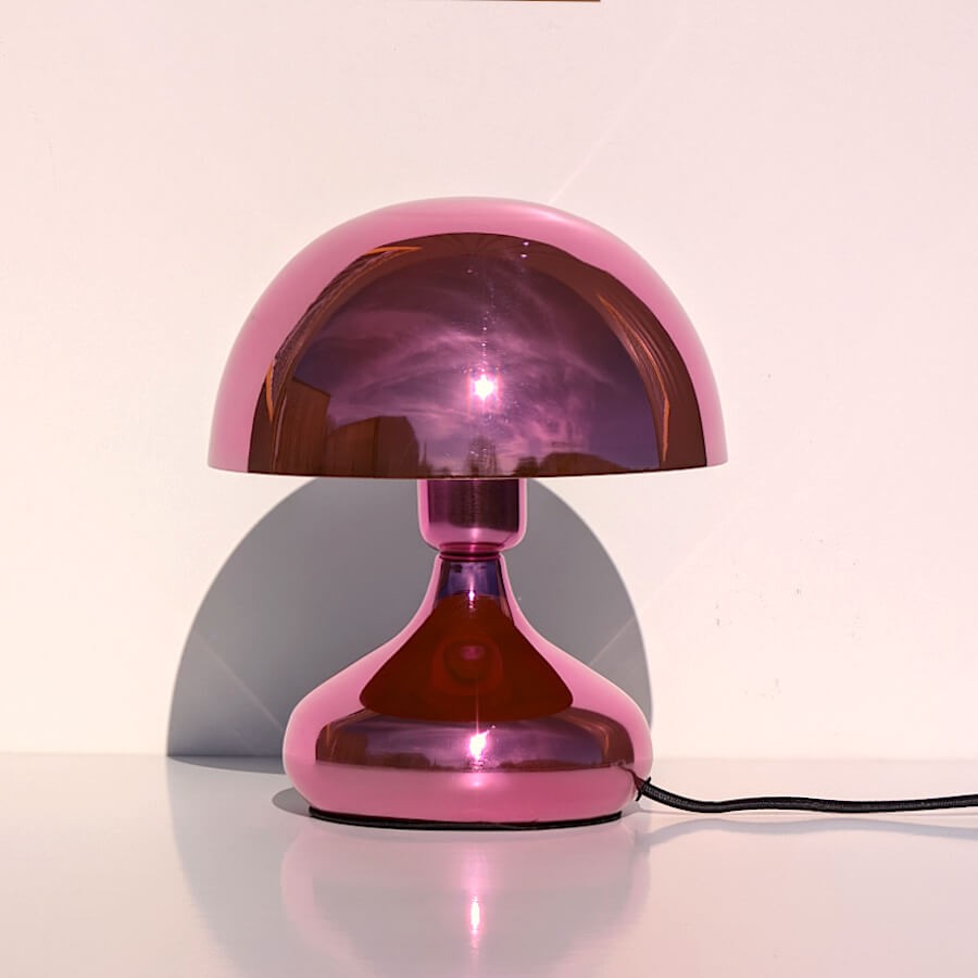 Vue d'ensemble de la lampe sur fond neutre soulignant sa silhouette rétro et son câble noir.