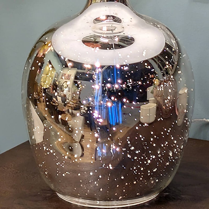 Zoom sur le pied en verre mercurisé révélant l'effet étoilé de la base.