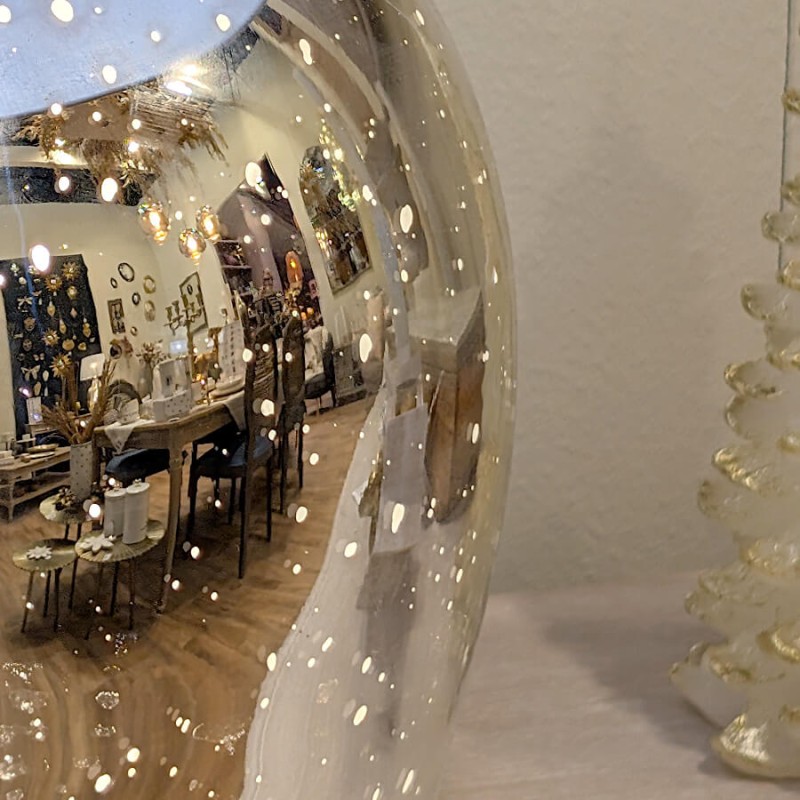 Gros plan sur les reflets miroir et les détails mouchetés du verre mercurisé.