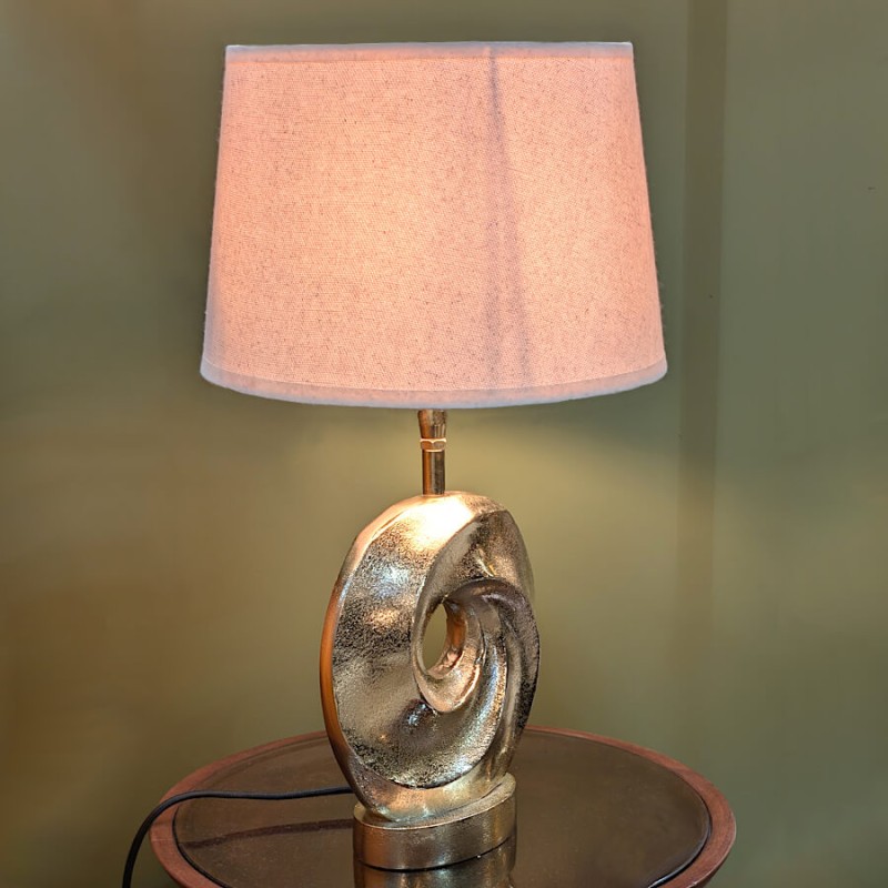 Vue de la Lampe dorée Pix'Art de Deco-Delight, allumée dans un salon, ambiance chaude.