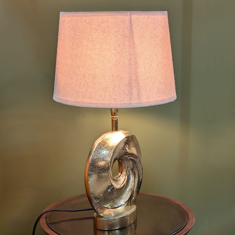 Vue de la Lampe dorée Pix'Art de Deco-Delight, allumée dans un salon, ambiance chaude.