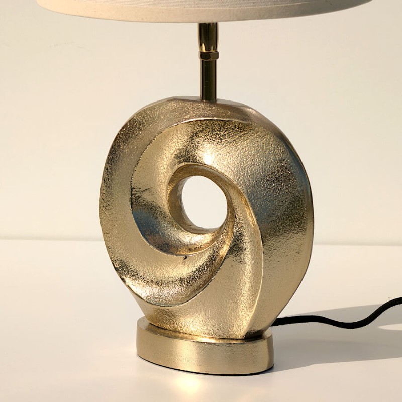 Vue de face lampe aluminium doré martelé style contemporain.