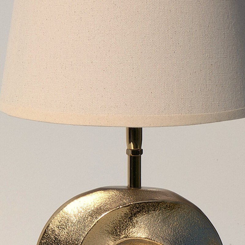 Détail du haut du pied et de la fixation de l'abat-jour, soulignant la finesse de l'assemblage et la texture du lin.