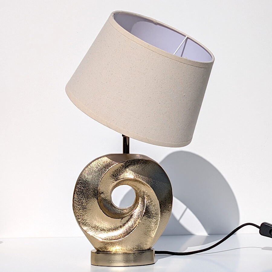 Démonstration de la tête pivotante avec l'abat-jour incliné sur le côté, idéale pour un éclairage d'appoint directionnel.