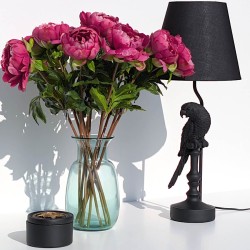 Mise en scène : Lampe Perroquet à côté d'un vase de pivoines roses de la collection Deco-Delight.