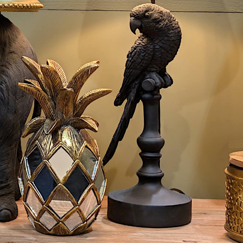 Lampe Perroquet dans une ambiance chaleureuse avec un ananas décoratif.