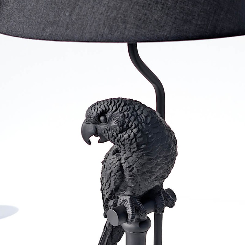 Détail de la fixation de l'abat-jour noir sur la structure métallique.