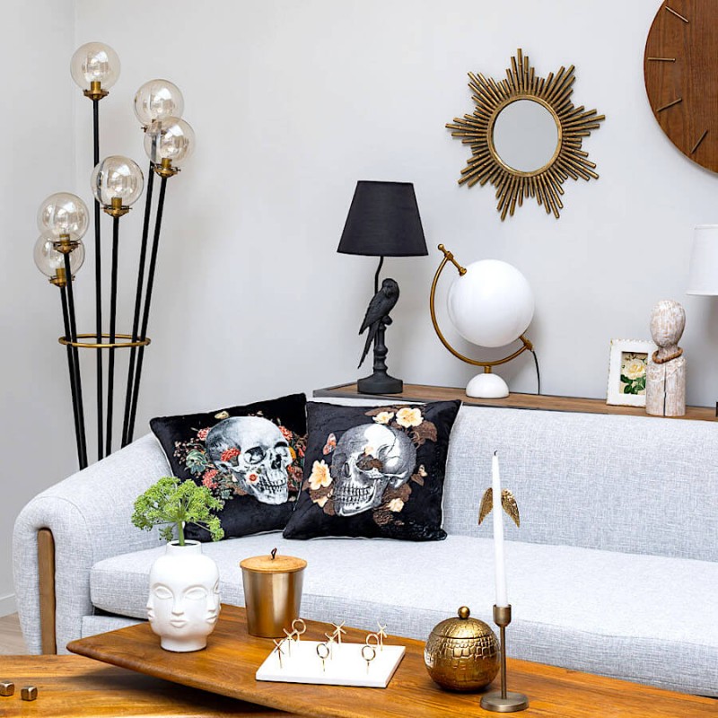 Mise en situation dans un salon contemporain avec canapé gris et miroirs.