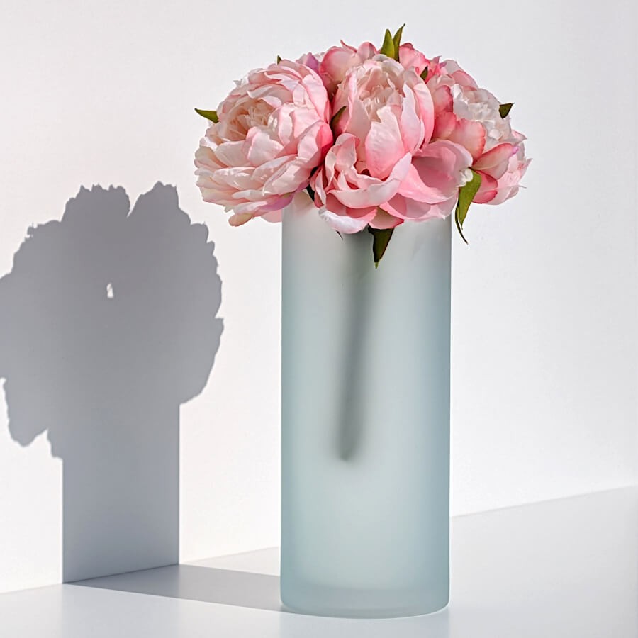 Présentation du vase garni de pivoines roses artificielles pour un look romantique.