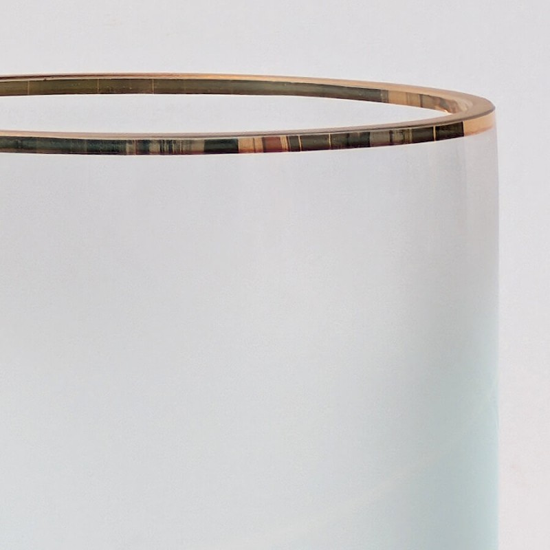 Zoom sur le rebord doré soulignant le fini givré.