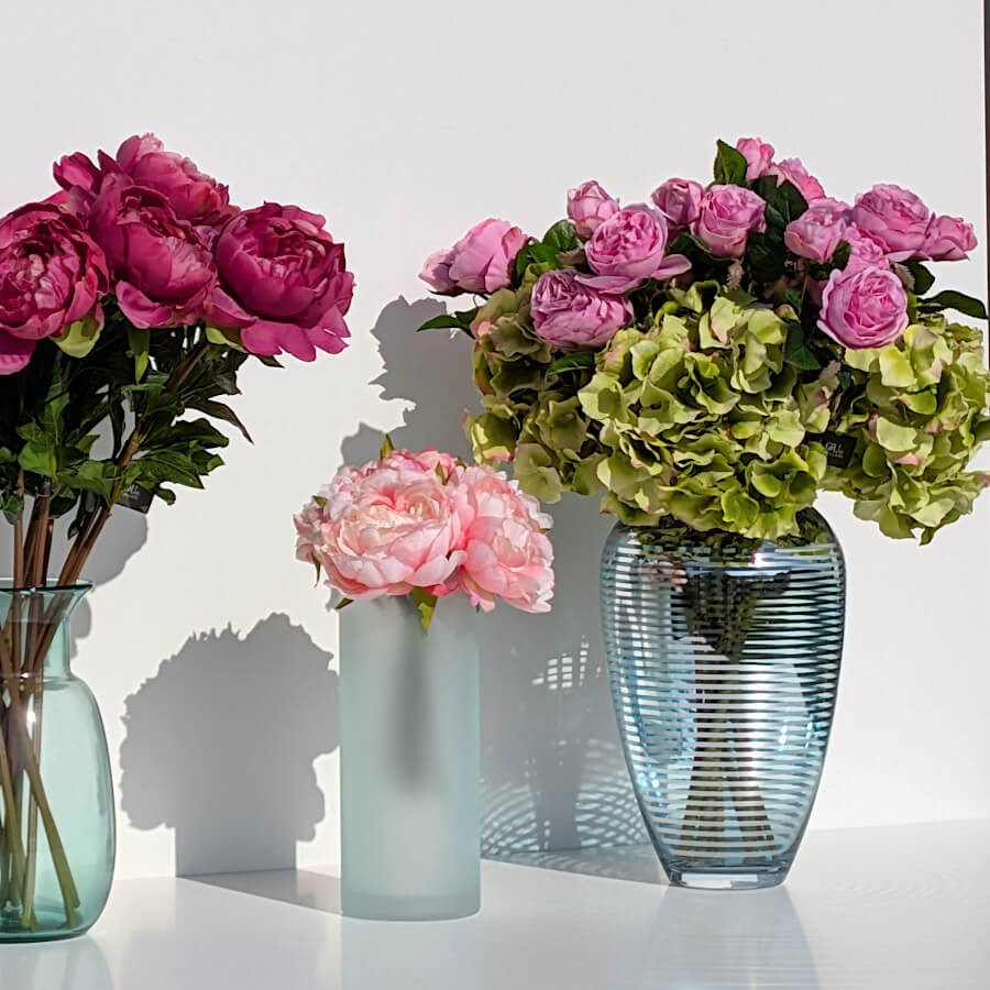 Comparaison de styles entre différents vases givrés et texturés, avec les fleurs artificielles Deco-Delight.