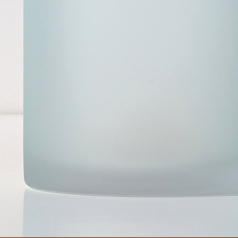 Focus sur le dégradé de couleur bleue et la texture dépolie du verre.