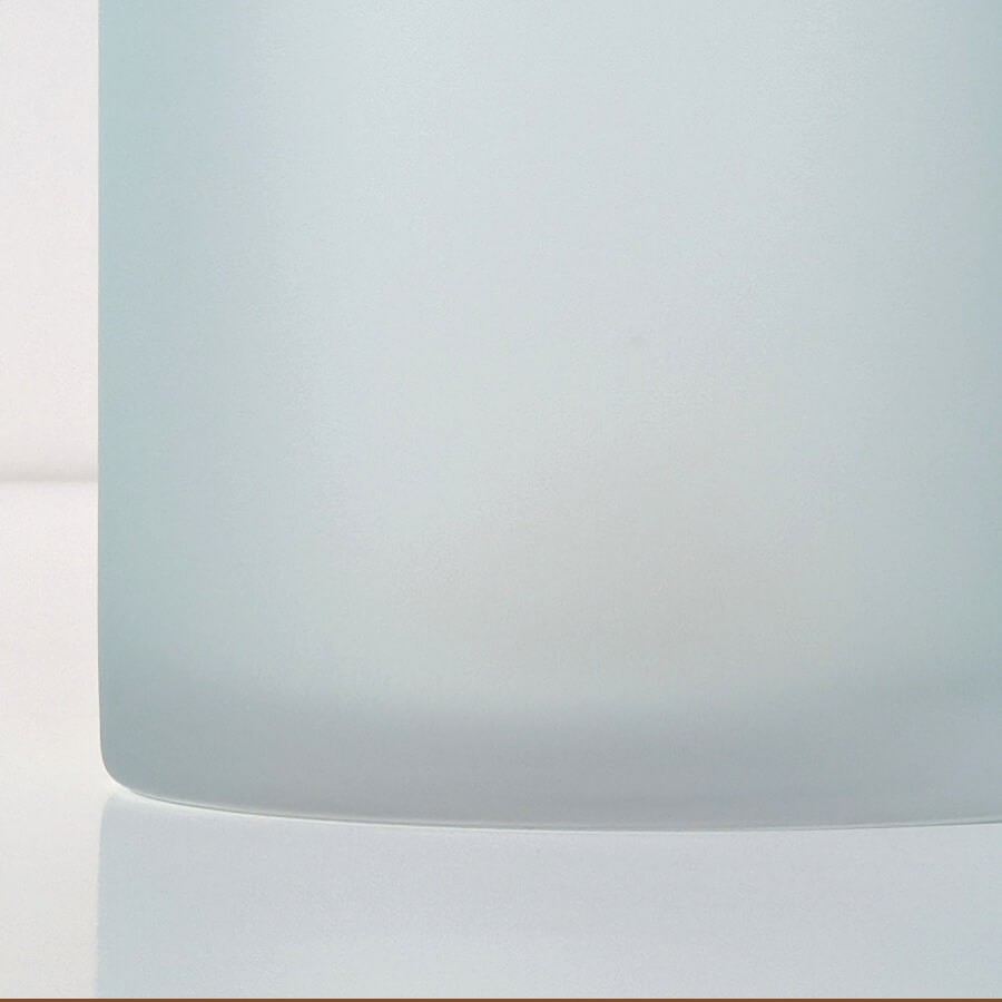 Focus sur le dégradé de couleur bleue et la texture dépolie du verre.