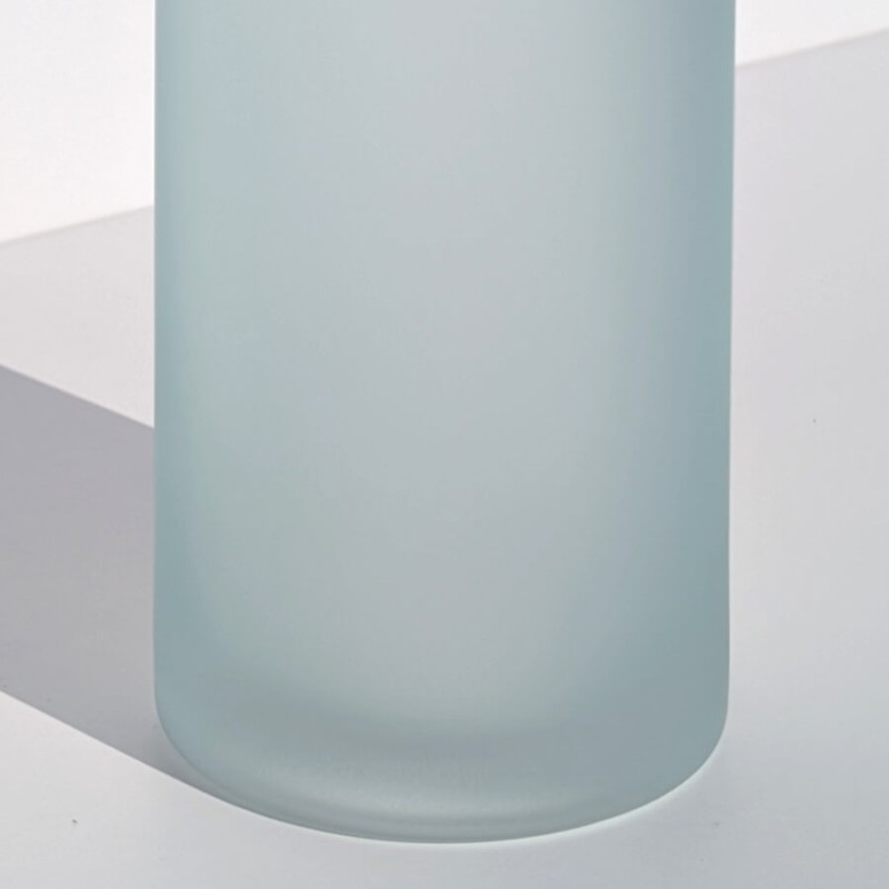 Gros plan sur la base du vase montrant la qualité du verre givré.