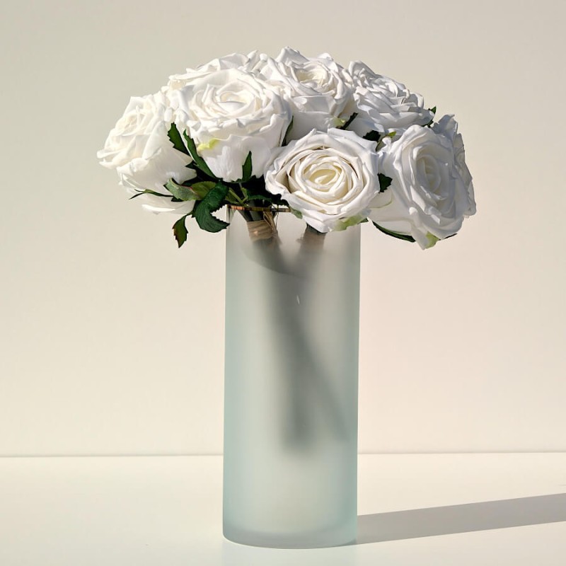 Composition florale épurée mettant en valeur la hauteur de 25 cm.