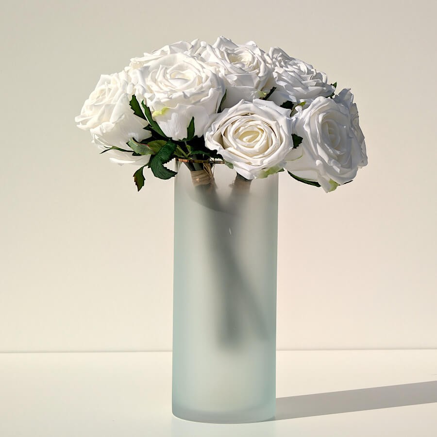 Composition florale épurée mettant en valeur la hauteur de 25 cm.