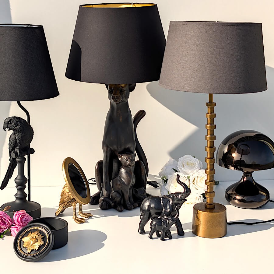 Vue d'ensemble de la décoration incluant la lampe Totem à anneaux et des statuettes d'animaux et objets design.