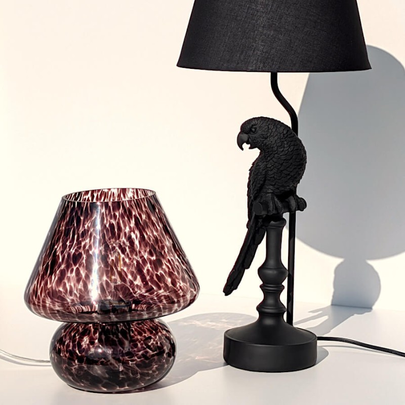 Duo décoratif : la lampe champignon en verre aux côtés de la lampe Perroquet noire de la collection Deco-Delight.