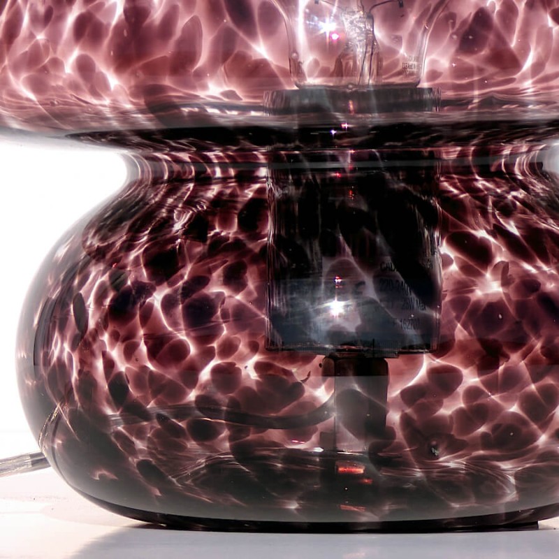 Focus sur la base galbée et la répartition des éclats bruns dans la matière.