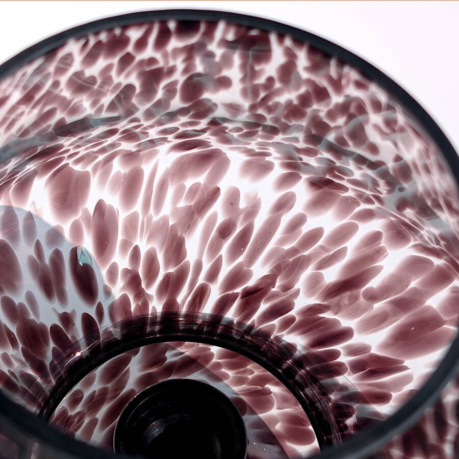 Détail de l'intérieur du luminaire montrant la répartition des taches brunes sur le verre de la lampe Deco-Delight.